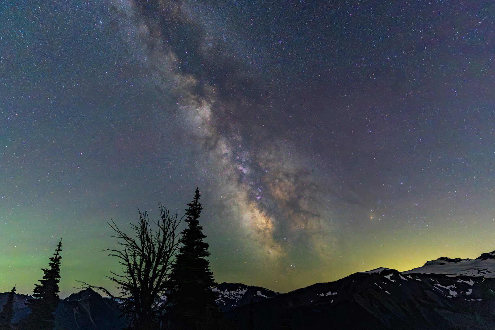 Milky Way with green airglow